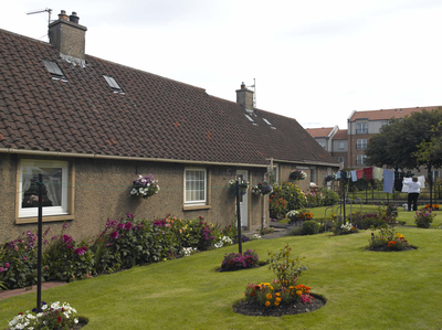 Niddrie Mains Road, Edinburgh, cottages and gardens