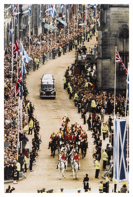 HM Queen Elizabeth on way to open Scottish Parliament
