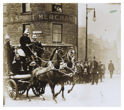 Edinburgh Fire Brigade on call out with 2 horse engine