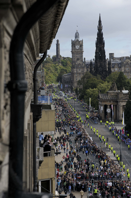 Crowds and police for the Papal visit, Princes Street