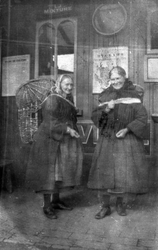Newhaven fishwives at Craighall Road Station