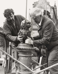 Greyfriar's Bobby being replaced on pedestal