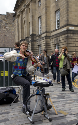 Musician busking on the High Street, Edinburgh Fringe 
