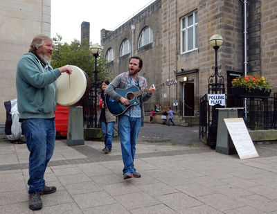 Yes Campaign buskers outside Portobello Town Hall