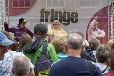 Street performers and crowd, Fringe Festival