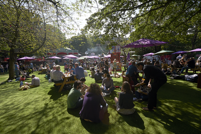 Festival Fringe crowds picnicing in George Square