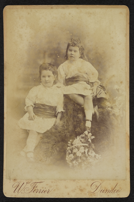 Twin sisters, Ida and Olive Moir
