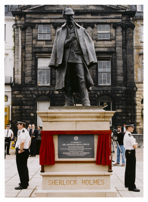 Statue of Sherlock Holmes in Picardy Place