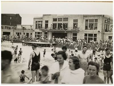 Large crowd of bathers at Portobello outdoor pool