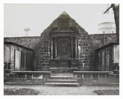 Greyfriars Churchyard, Sir Hugh Cunningham's Monument